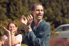 Workshop jógy smíchu na festivalu Mezi ploty v Bohnicích