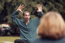 Workshop jógy smíchu na festivalu Mezi ploty v Bohnicích