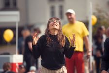 Workshop jógy smíchu na festivalu Mezi ploty v Bohnicích