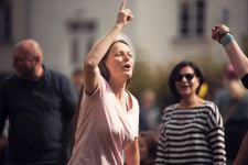 Workshop jógy smíchu na festivalu Mezi ploty v Bohnicích