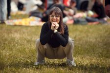 Workshop jógy smíchu na festivalu Mezi ploty v Bohnicích