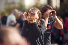 Workshop jógy smíchu na festivalu Mezi ploty v Bohnicích