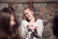 Workshop jógy smíchu na festivalu Mezi ploty v Bohnicích