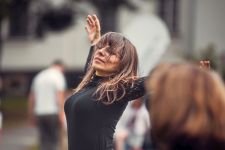 Workshop jógy smíchu na festivalu Mezi ploty v Bohnicích